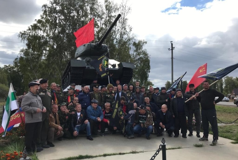 Фото участников мероприятия у Танка Т-34 с. Уксянское.
