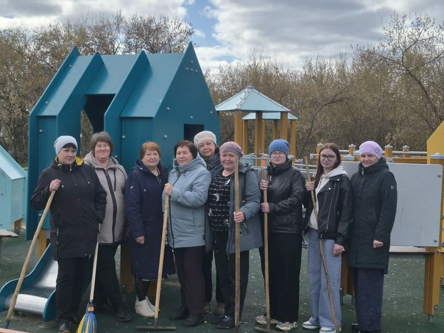 В Далматовском муниципальном округе продолжаются субботники.