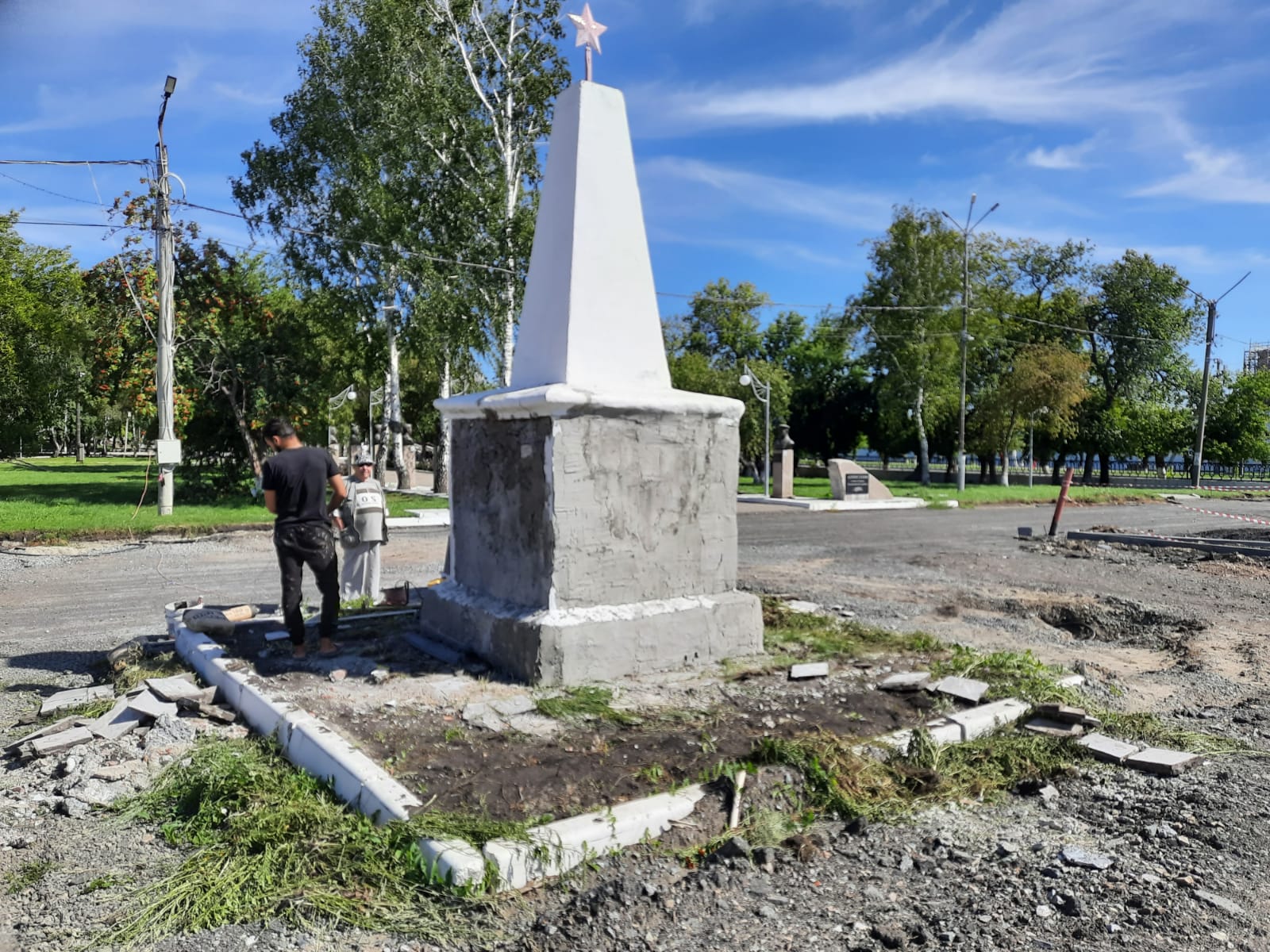 На Успенской площади начались работы по ремонту памятника Станислава Рукманиса.